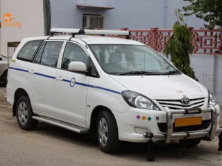 innova-crysta-hire-in-jaipur-luxury-car-for-comfortable-travel